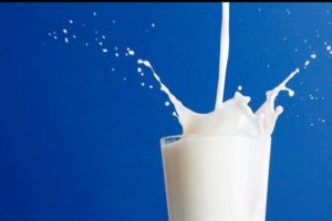 Read more about the article क्या आपको पीना चाहिए कच्चा दूध?