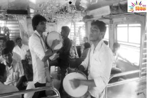 Read more about the article मुंबई की लोकल गाड़ियों में गाना लोक गायकी का अनोखा अंदाज