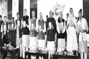 हिंदी विवेक प्रकाशित ‘भगवद्गीता सबके लिए’ का विमोचन 