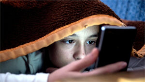 Read more about the article स्मार्टफोन बना रहा बच्चों को हिंसक