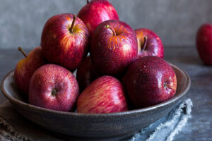 Read more about the article आईये जानते हैं रोज एक सेब खाने के फायदे।