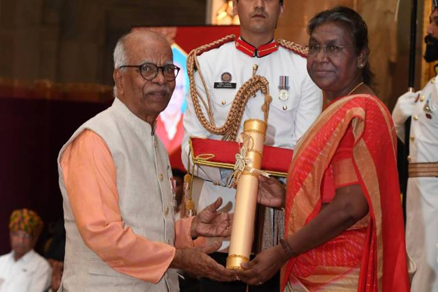राष्ट्रपति के करकमलों द्वारा रमेश पतंगे पद्मश्री पुरस्कार से सम्मानित